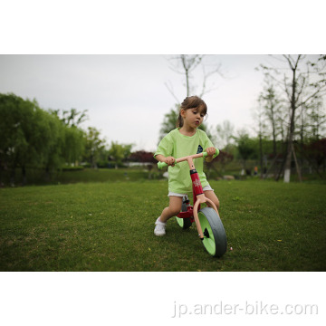 足で自転車のスライドを実行している子供たち
